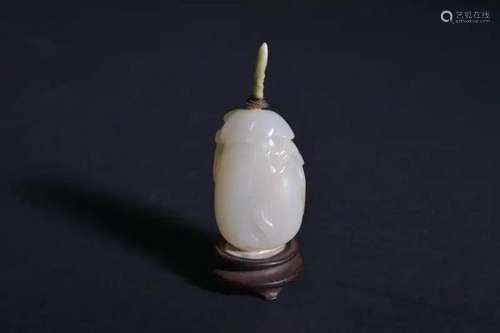 A CARVED WHITE JADE SNUFF BOTTLE.QING PERIOD