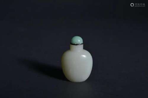 A CARVED WHITE JADE SNUFF BOTTLE.QING PERIOD