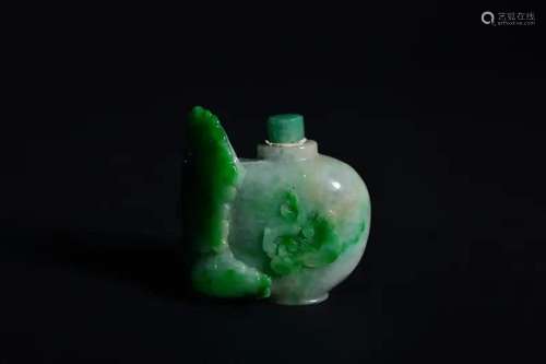 A CARVED JADEITE SNUFF BOTTLE