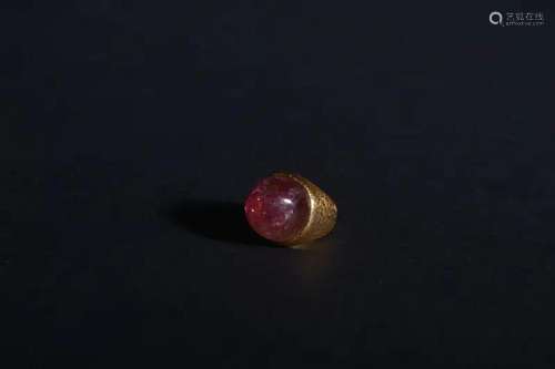 A GOLD AND TOURMALINE RING.