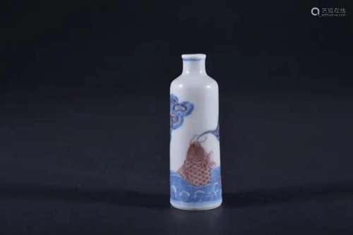 AN IRON-RED BLUE AND WHITE SNUFF BOTTLE.QING PERIOD