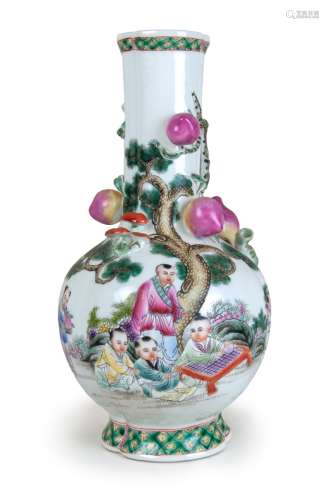 FAMILLE ROSE VASE WITH MOLDED PORCELAIN PEACHES