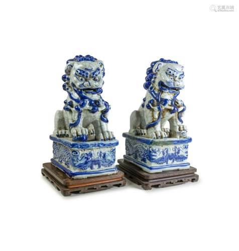 PAIR OF BLUE AND WHITE PATTERN FOO LIONS