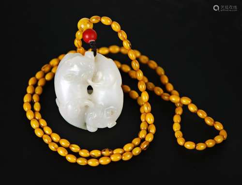 TWIN LION JADE AMBER NECKLACE