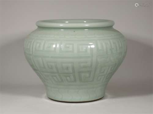 Qianlong bean green glaze shaving vat in Qing Dynasty