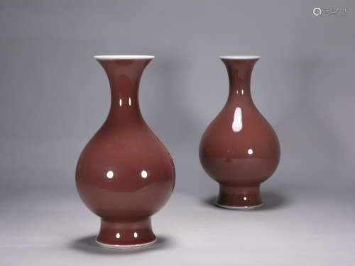 A pair of Yongzheng red glazed bottles in the Qing Dynasty