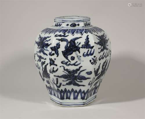 Chongzhen Blue and White Flower and Bird can in Ming Dynasty