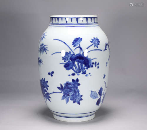 Lotus seed jar with blue and white flowers in Shunzhi of Qin...