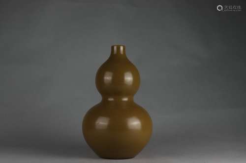 Tea Dust Glazed Gourd-shaped Vase, Qianlong Reign Period, Qi...