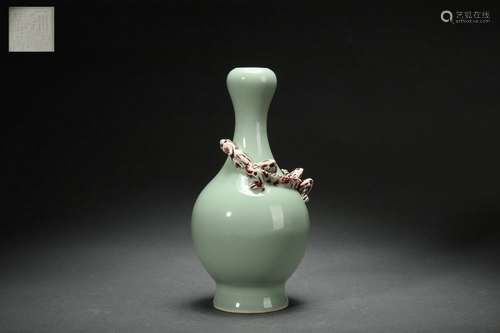 Yellowish Pea Green Glazed Garlic-shaped Vase with Relief CH...