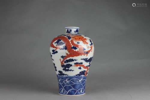 Blue-and-white Plum Vase with Dragon Patterns and Iron Red G...