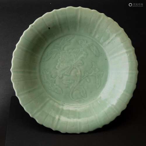 1600s A Longquan porcelain plate, China, Ming Dynasty