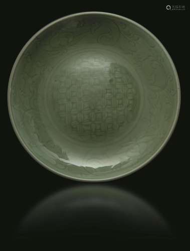 1600s A Longquan porcelain plate, China, Ming Dynasty