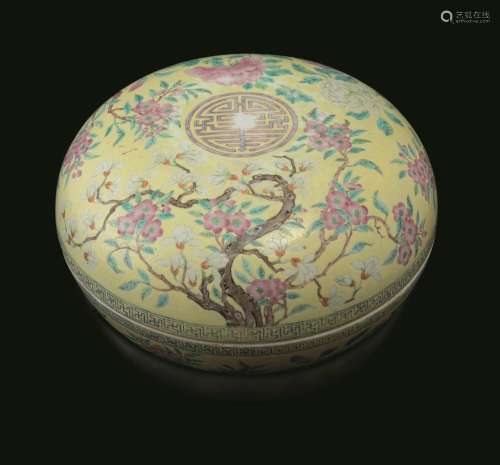 (1875-1908) A round porcelain box, China, Guangxu period