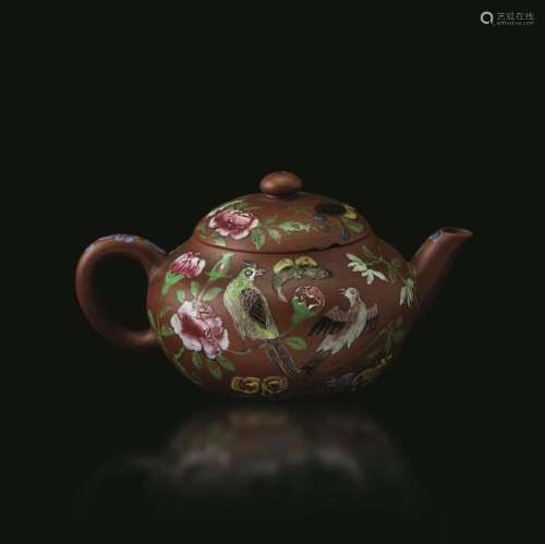 1800s A Yixing porcelain teapot, China, Qing Dynasty
