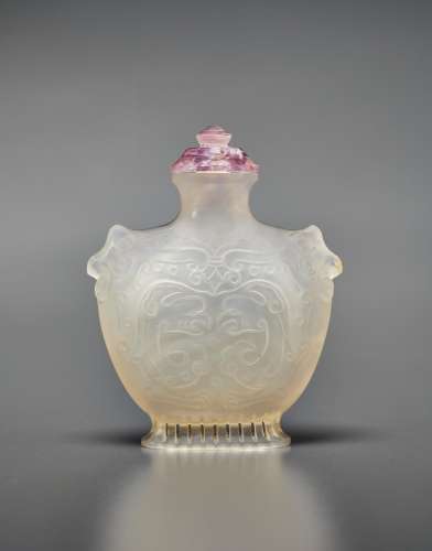 A FINE CARVED AGATE SNUFF BOTTLE
