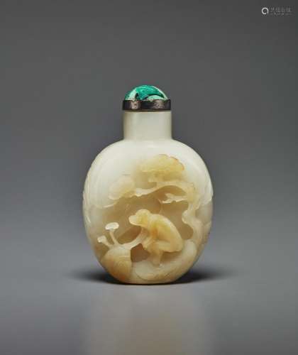 A CARVED PALE RUSSET AND WHITE JADE SNUFF BOTTLE