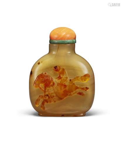 A CARVED CAMEO AGATE SNUFF BOTTLE