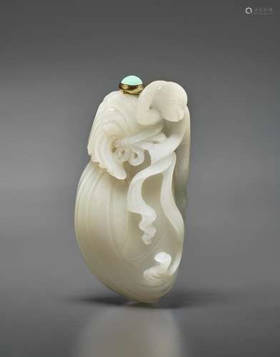 A FINELY CARVED WHITE JADE SNUFF BOTTLE