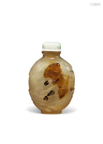 A CARVED CAMEO AGATE SNUFF BOTTLE