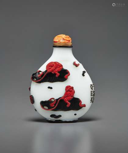 A RARE RED AND BLACK-OVERLAY OPAQUE WHITE GLASS SNUFF BOTTLE