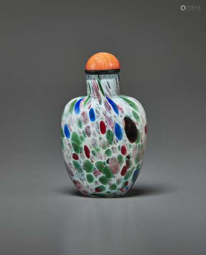 AN UNUSUAL BRIGHTLY COLORED SANDWICHED GLASS SNUFF BOTTLE