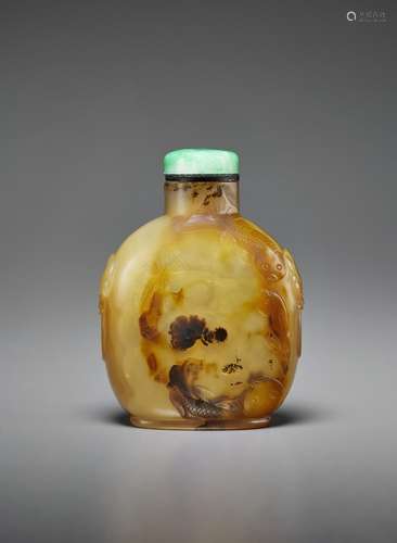 A CARVED CAMEO AGATE SNUFF BOTTLE