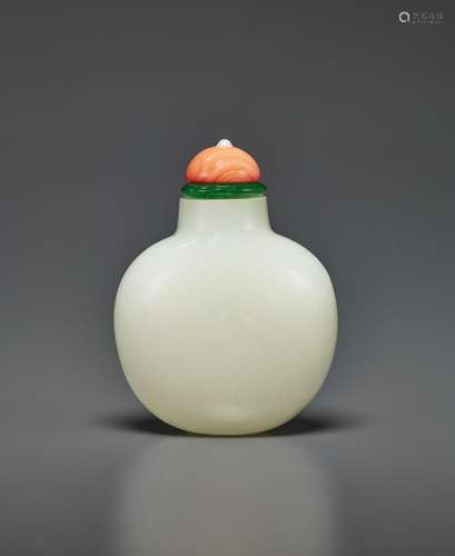 A WHITE JADE SNUFF BOTTLE