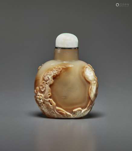 A CARVED CAMEO AGATE SNUFF BOTTLE