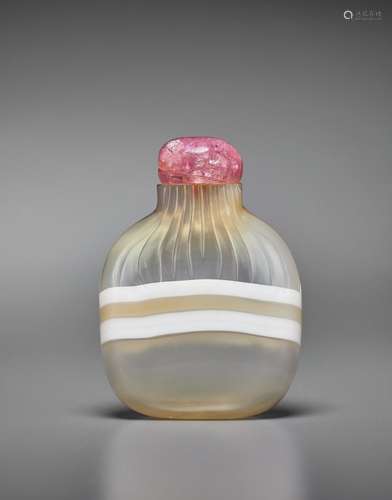 A BANDED AGATE SNUFF BOTTLE