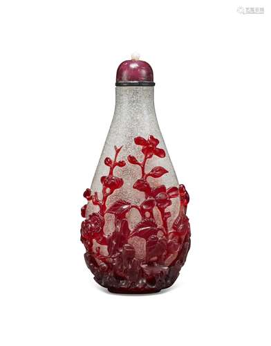 A FINELY CARVED RED-OVERLAY 'SNOWSTORM' GLASS SNUFF ...