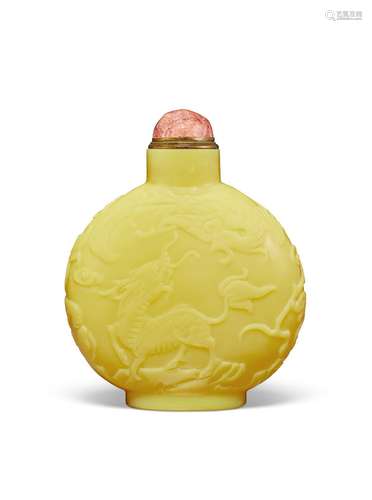 A CARVED YELLOW GLASS SNUFF BOTTLE