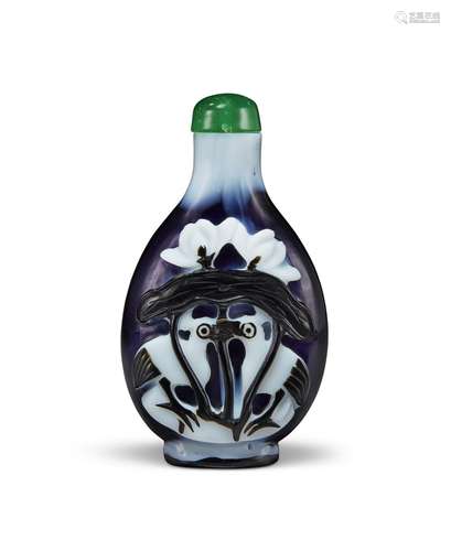 A BLACK AND WHITE-OVERLAY BLUE AND WHITE GLASS SNUFF BOTTLE