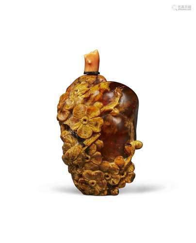 A CARVED ROOT AMBER SNUFF BOTTLE