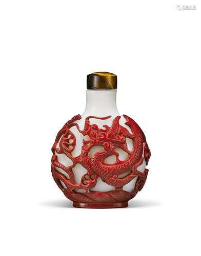 A CINNABAR-RED-OVERLAY WHITE GLASS SNUFF BOTTLE