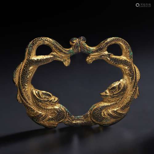 A SMALL GILT-BRONZE DOUBLE DRAGON FITTING