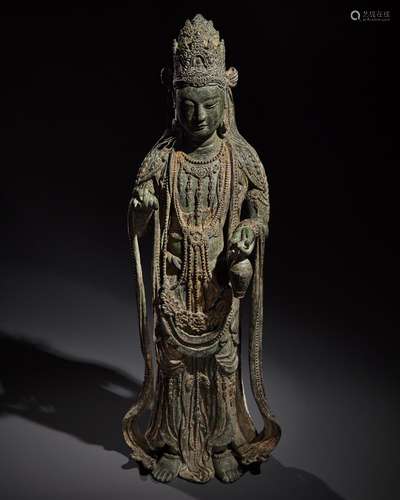 A MAGNIFICENT AND HIGHLY IMPORTANT GILT-BRONZE FIGURE OF GUA...