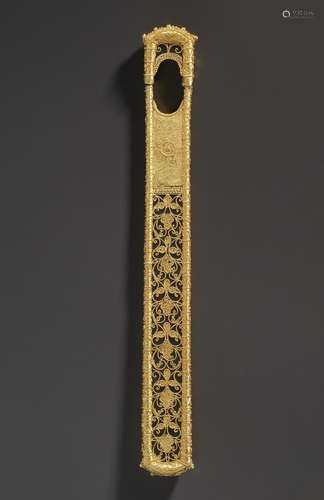 A GLASS-INLAID GOLD HAIRPIN