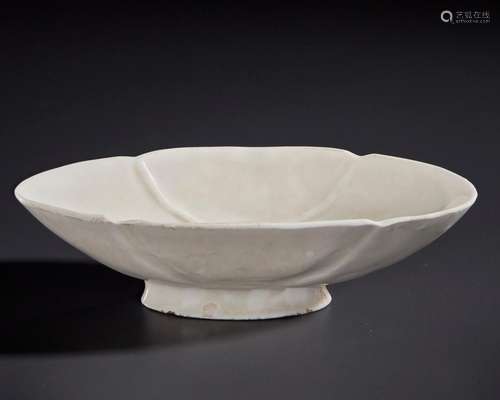 A VERY RARE XING OVAL QUATRILOBED DISH