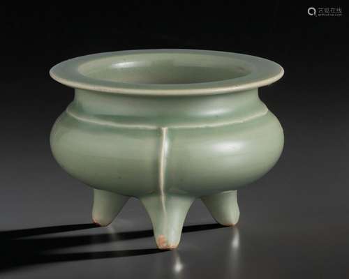 A LONGQUAN CELADON TRIPOD CENSER