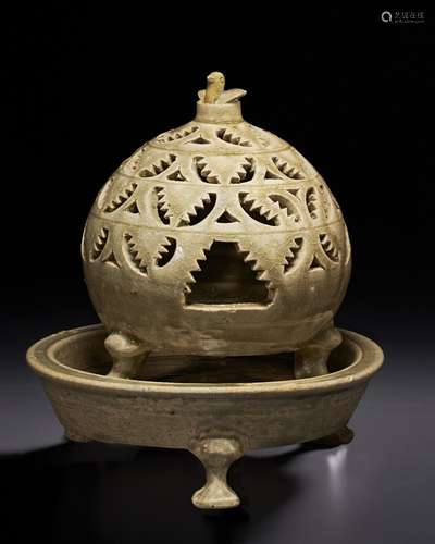 A RARE YUE CELADON TRIPOD CENSER