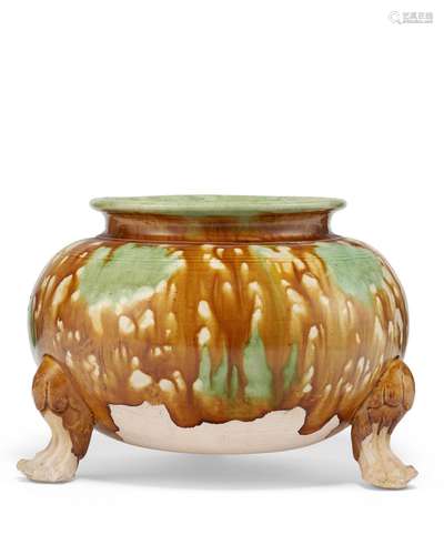 A LARGE SANCAI -GLAZED POTTERY TRIPOD CENSER