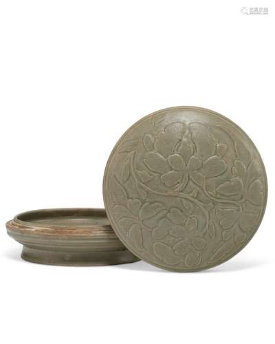 A CARVED YUE CELADON CIRCULAR BOX AND COVER