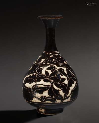 A CARVED CIZHOU BLACK-GLAZED BOTTLE VASE