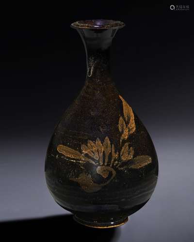 A RUSSET-PAINTED BLACK-GLAZED BOTTLE VASE, YUHUCHUNPING