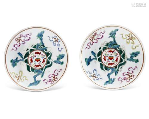 A PAIR OF FAMILLE ROSE DISHES