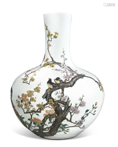 A LARGE FAMILLE ROSE BOTTLE VASE, TIANQIUPING