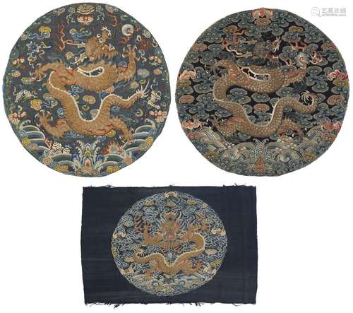 THREE DARK BLUE-GROUND ‘DRAGON’ ROUNDELS