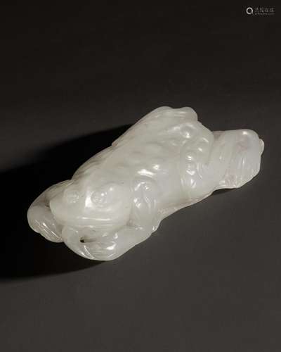 A SMALL WHITE JADE FIGURE OF A TOAD