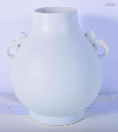 A Chinese porcelain Celadon twin handled vase 15cm.